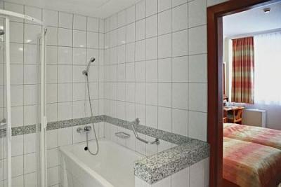 Spa Hotel in Heviz - 4-star Hotel Carbona - bathroom - ✔️ NaturMed Hotel Carbona**** Hévíz - thermal hotel in Heviz