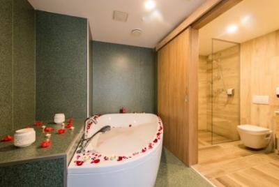 Room with private jacuzzi at discounted price Balatonfured - Akadémia Wellness Hotel**** Balatonfured - Special wellness hotel with half board packages