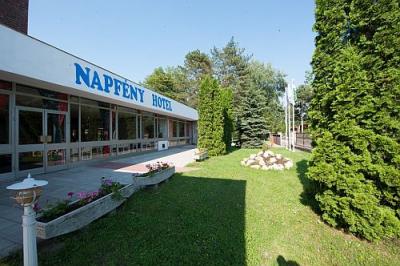 Hotel Napfeny surrounded by a green park in Balatonlelle - Napfeny Hotel Balatonlelle - hotel in Balatonlelle with half board offers