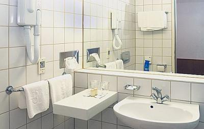 Bathroom in Hotel Club Tihany - wellness hotel on the shore of Lake Balaton - ✔️ Hotel Club Tihany**** - Directly on the shore of Lake Balaton